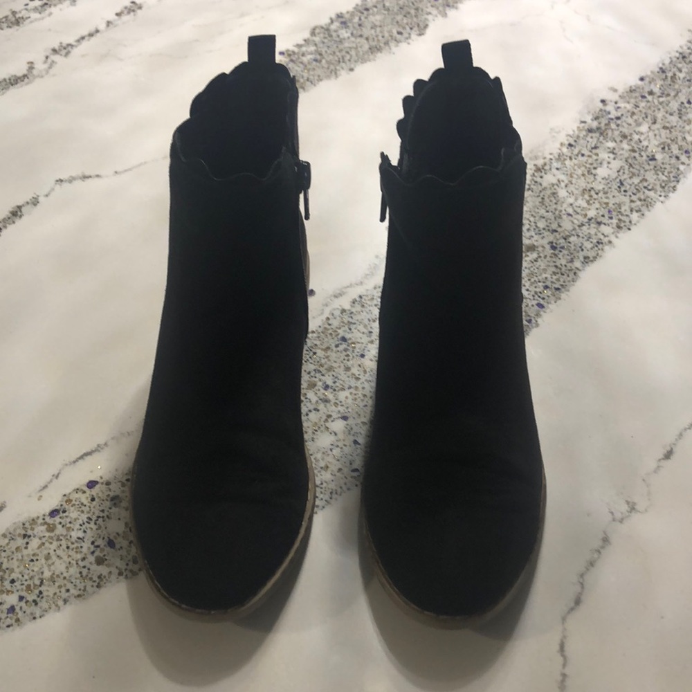 Gently used black Gap short boots for girls size 2 suede